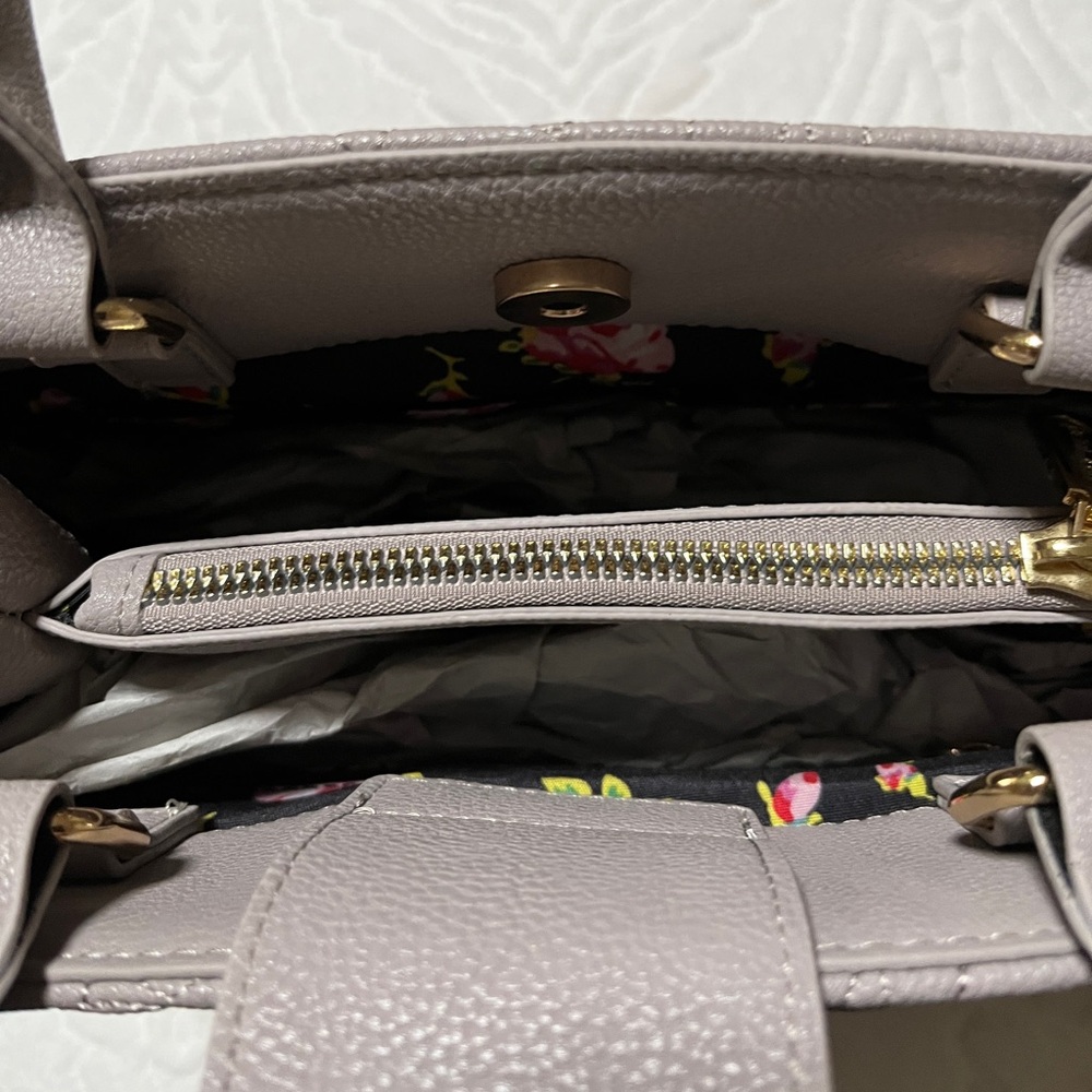 Betsey Johnson NWOTs Gray Heart Handbag. - Picture 9 of 10